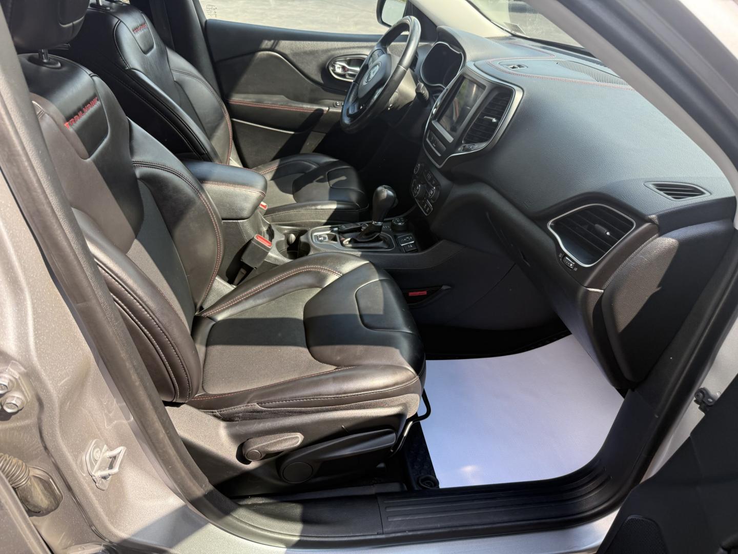 2019 Gray Jeep Cherokee Trailhawk 4WD (1C4PJMBX9KD) with an 3.2L V6 DOHC 24V engine, 9A transmission, located at 8464 Route 219, Brockway, PA, 15824, (814) 265-1330, 41.226871, -78.780518 - Sharp looking 2019 Jeep Cherokee Trailhawk 4wd with cloth interior, air condition, power windows and locks, Powerful V6, and much more. This Jeep is serviced with new inspection and ready to roll. Stop in at Fran's and check this Jeep out and the many other clean vehicles, selling vehicles for 50 ye- Photo#16