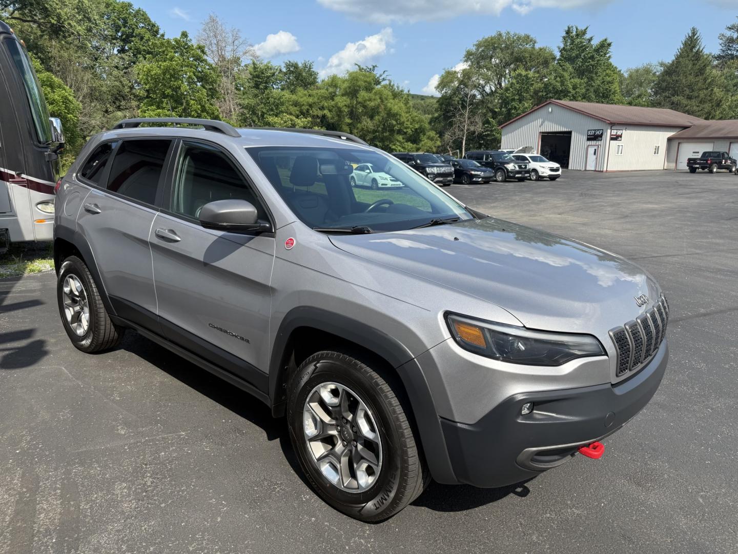 2019 Gray Jeep Cherokee Trailhawk 4WD (1C4PJMBX9KD) with an 3.2L V6 DOHC 24V engine, 9A transmission, located at 8464 Route 219, Brockway, PA, 15824, (814) 265-1330, 41.226871, -78.780518 - Sharp looking 2019 Jeep Cherokee Trailhawk 4wd with cloth interior, air condition, power windows and locks, Powerful V6, and much more. This Jeep is serviced with new inspection and ready to roll. Stop in at Fran's and check this Jeep out and the many other clean vehicles, selling vehicles for 50 ye- Photo#19