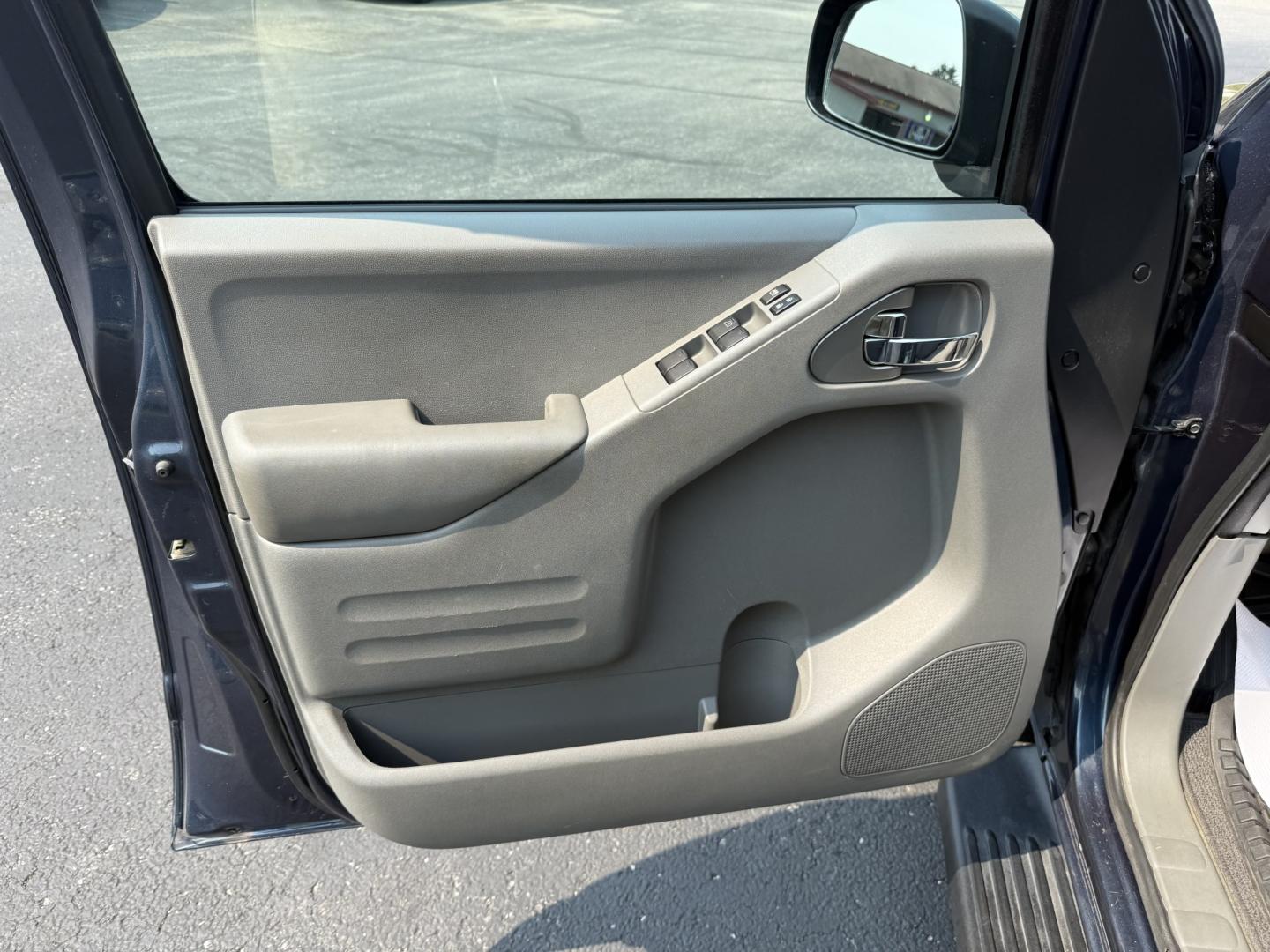 2015 Blue Nissan Frontier SL Crew Cab 5AT 4WD (1N6AD0EV2FN) with an 4.0L V6 DOHC 24V engine, 5-Speed Automatic transmission, located at 8464 Route 219, Brockway, PA, 15824, (814) 265-1330, 41.226871, -78.780518 - MUST SEE 2015 NISSAN FRONTIER CREW CAB 4WD with air condition, power windows and locks, factory wheels, bed liner, rear slider and much more. ONLY 48000 miles on this pre owned Nissan truck. Serviced up and ready to go.- Photo#4