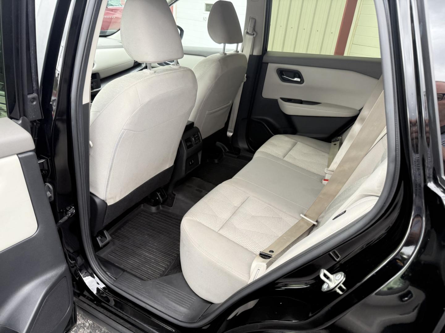 2024 Black Nissan Rogue SV AWD (JN8BT3BBXRW) with an 2.5L L4 DOHC 16V engine, CVT transmission, located at 8464 Route 219, Brockway, PA, 15824, (814) 265-1330, 41.226871, -78.780518 - Super clean, well taken care of 2024 Nissan Rogue SV AWD with cloth interior, power driver's seat, air condition, power windows and locks, factory alloy wheels and ONLY 39000 miles...This Nissan suv is a 1-owner that comes with remaining factory warranty and is serviced up. Priced under retail value- Photo#7