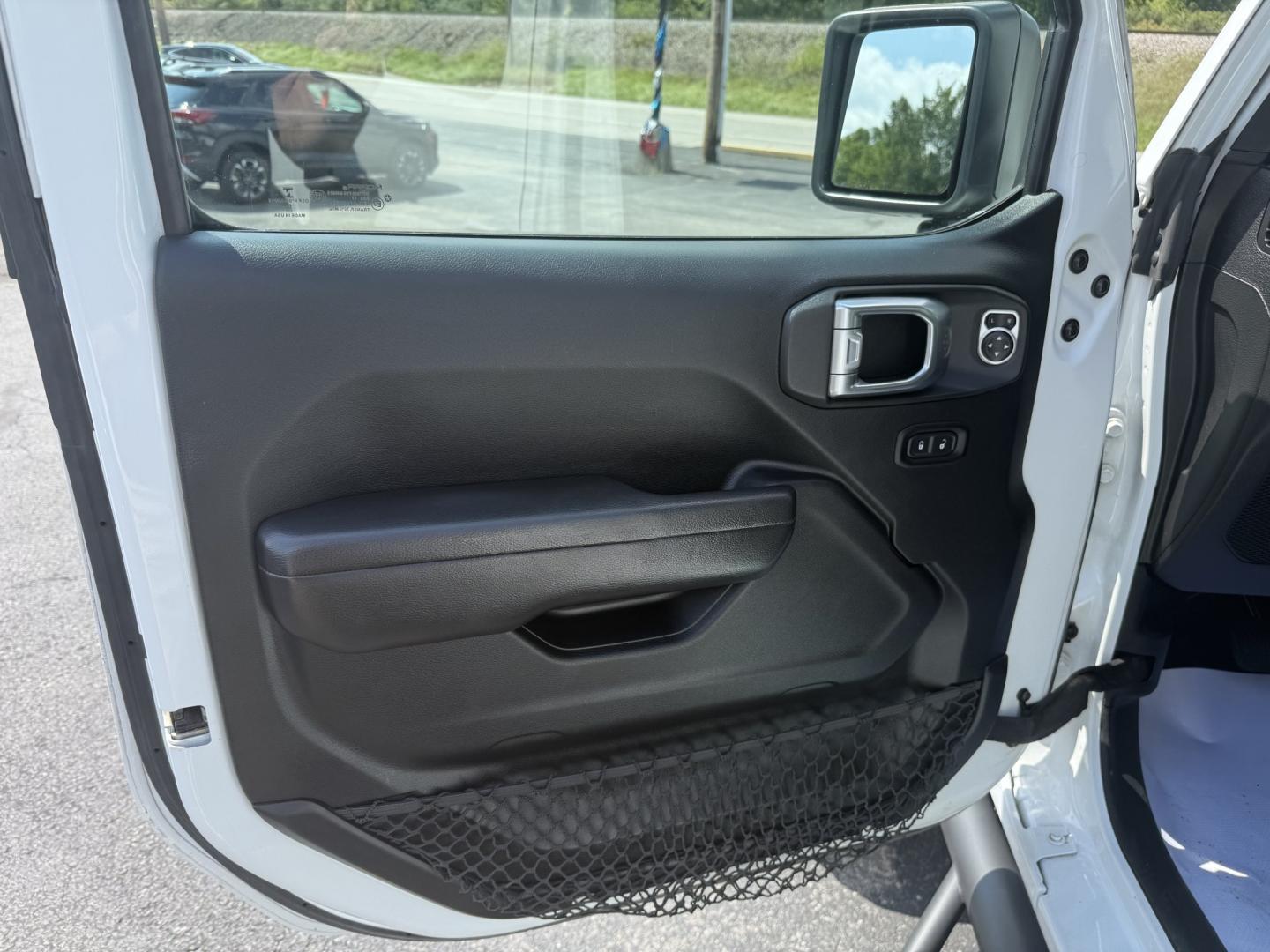2018 White Jeep Wrangler JK Unlimited Sport (1C4HJXDG2JW) with an 3.6L V6 DOHC 24V FFV engine, 6A transmission, located at 8464 Route 219, Brockway, PA, 15824, (814) 265-1330, 41.226871, -78.780518- Photo#4