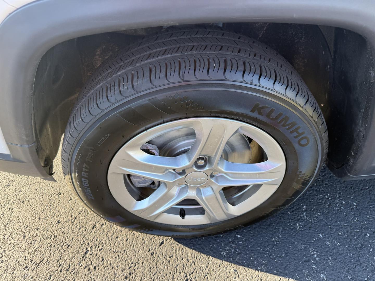 2024 White Jeep Compass Sport (3C4NJDAN8RT) with an 2.0L L4 DOHC 16V TURBO engine, 9A transmission, located at 8464 Route 219, Brockway, PA, 15824, (814) 265-1330, 41.226871, -78.780518 - Great vehicle for a great price! Stop in and see the Morelli boys on this 2024 Jeep Compass Sport 4wd with cloth interior, air condition, power windows and locks, factory wheels, and ONLY 32000 miles. This Jeep is serviced with new brakes and comes with remaining factory warranty. Great price, this- Photo#1