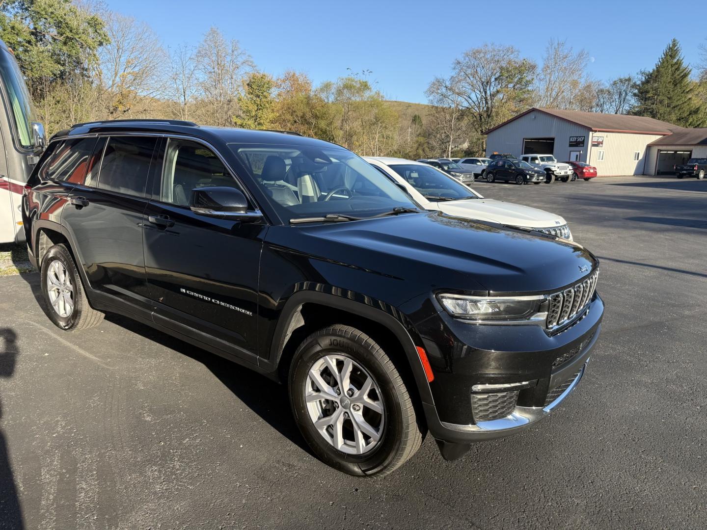 2022 Black Jeep Grand Cherokee Limited 4WD (1C4RJKBG1N8) with an 3.6L V6 DOHC 24V engine, 8A transmission, located at 8464 Route 219, Brockway, PA, 15824, (814) 265-1330, 41.226871, -78.780518 - Sharp looking 2022 Jeep Grand Cherokee L Limited with V6, leather interior, power/heated front seats, quad seating, navigation, pano roof, back up camera, power rear hatch and much more. This Jeep is serviced up, new inspection, and comes with a warranty. Stop in and see the Morelli boys on this Jee- Photo#18